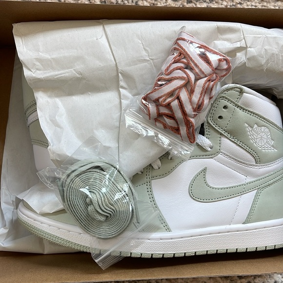 NWOT Women’s Air Jordan 1 Retro High OG ‘Seafoam’ - Picture 4 of 9